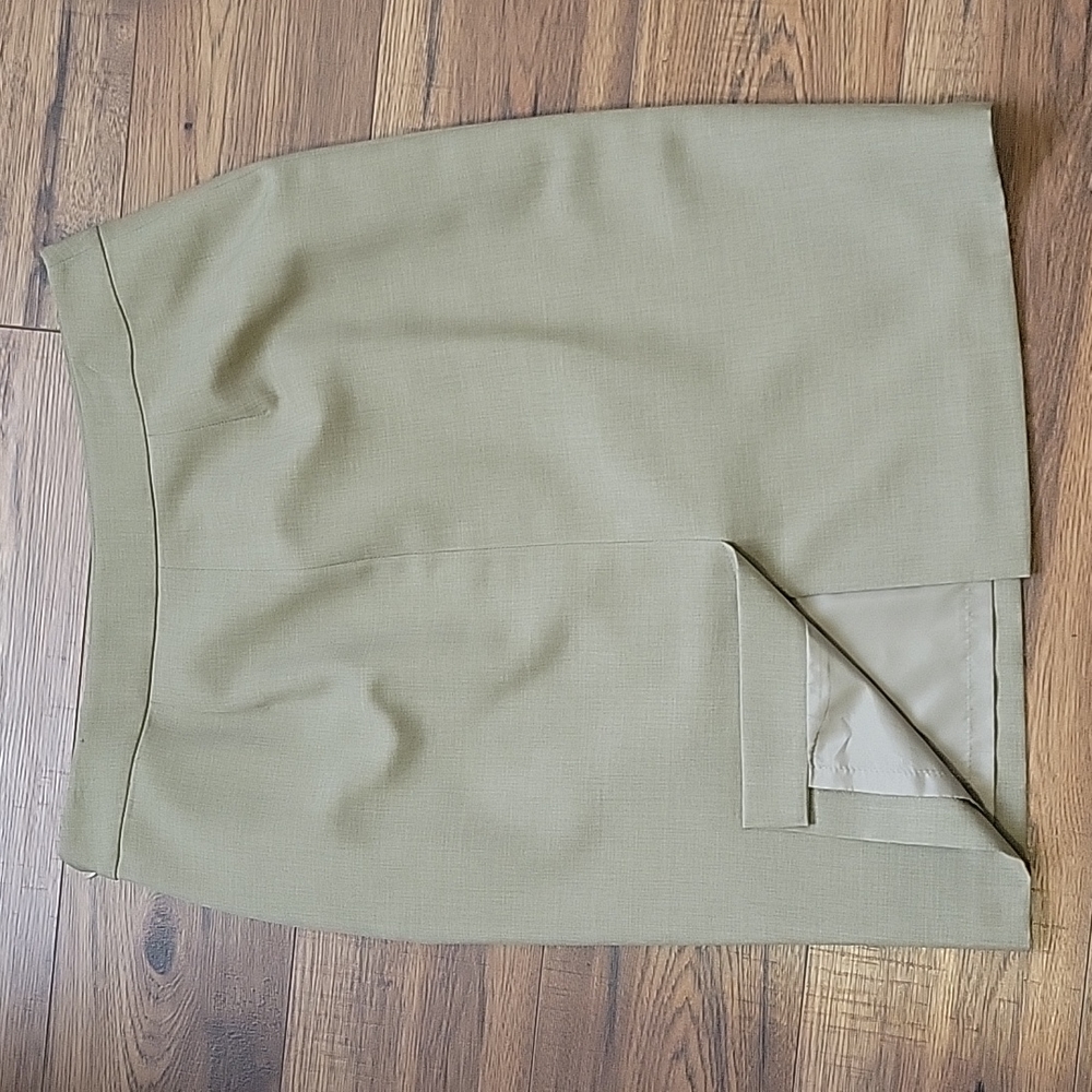 EUC Nine & CO women's taupe size 8 two piece suit with skirt and jacket